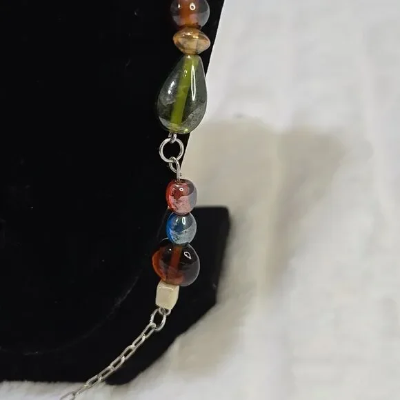 Glass beaded non adjustable silver tone necklace - Picture 4 of 5